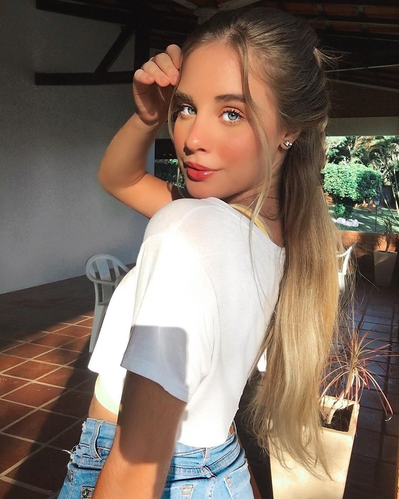 Ей 16 а ему 20. Вика трэп разоблачение. Руки на стол ей 12. Мемы ей всего 13. Ей 16 а ему 20.