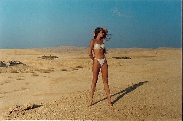 Девушка нашла фото, где папа фотографировал маму в далеком прошлом. Мама прям красотка!!!!