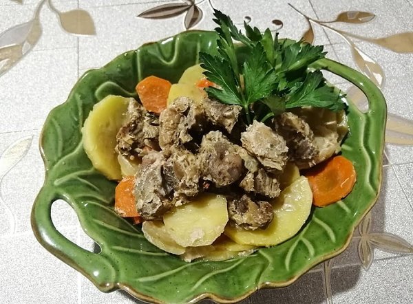 Клефтико — мясо по-гречески .Ингредиенты:Мясо — 700 гКартофель — 4 шт.Морковь — 2 шт.Лук репчатый — ...