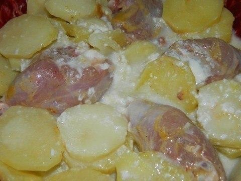 Картошка в молоке.Картофель режем и отвариваем 10 минут в молокеДостаем и выкладываем в форму ... - 4
