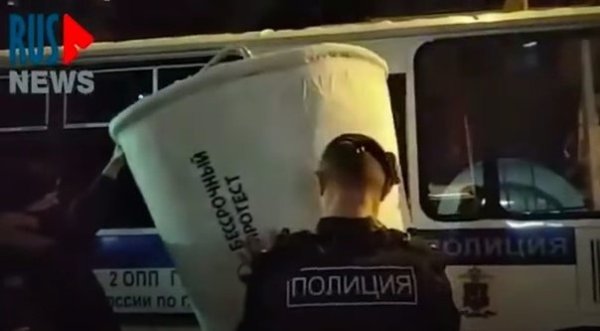 Московского активиста оштрафовали за прогулку в костюме бумажного стаканчика. Мещанский районный суд ...