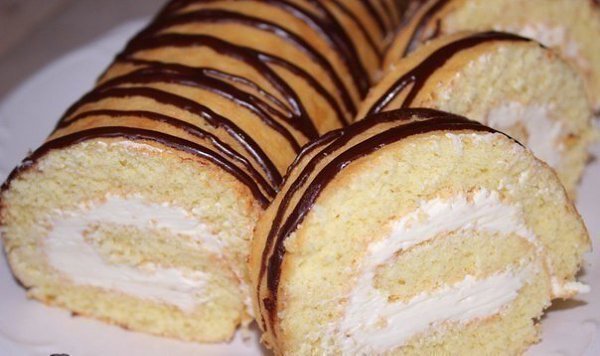 5 рецептов вкуснейших домашних бисквитных рулетов .1. Медовый рулет «Пчёлка» Ингредиенты:Для ...