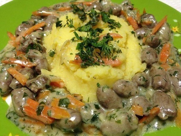 Тушеные куриные сердечки.Ингредиенты:-сердечки куриные 1 кг-лук 1 шт.-морковь 1 шт.-зелень 1 ...