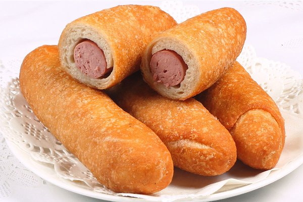 Жареные сосиски в тесте.Вкуснейшие, мягчайшие, воздушные, горяченькие... жареные сосиски в тесте. ...