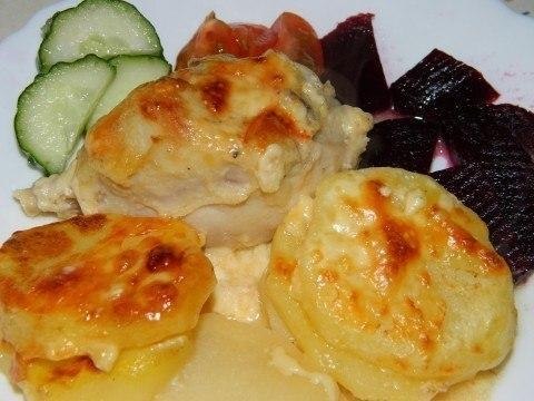 Картошка в молоке.Картофель режем и отвариваем 10 минут в молокеДостаем и выкладываем в форму ...