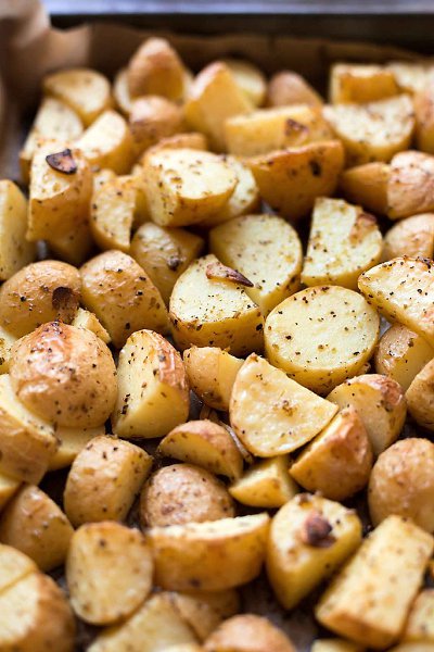 Запеченный картофель с соусом из йогурта и феты .Ингредиенты:Картофель — 1,5 кгОливковое масло — 3 ... - 2