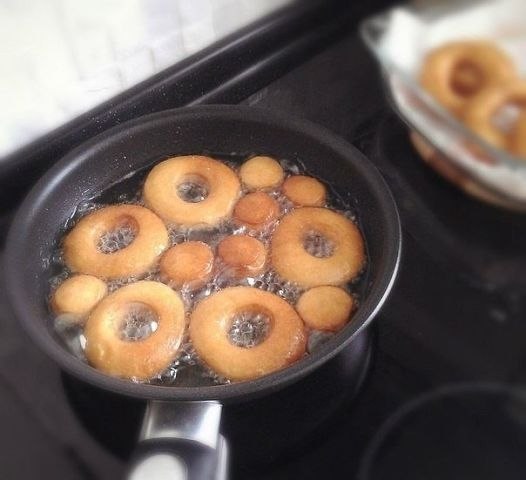 Пышки на сгущенке.Очень простой и легкий рецепт:)Ингредиенты:Для теста нам понадобится:Яйца - 2 ... - 4