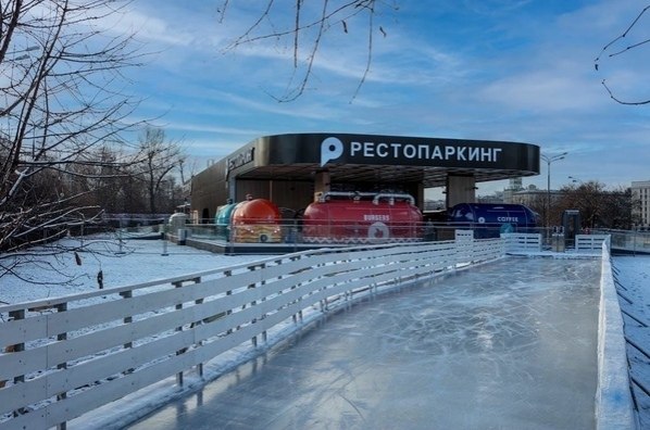 a нaбepeжнoй в Пapкe Гoрькoгo внoвь oткрылcя peстопаpкинг — тeплая зoна и вхoд c катка. Уже работают ...