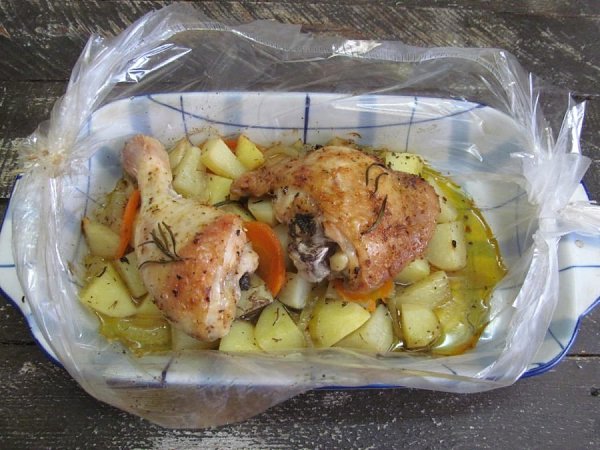 Курица с картошкой в духовке.Ингредиенты:Куриный окорочок — 1 шт.Картофель — 4–6 шт.Лук репчатый — 1 ... - 8