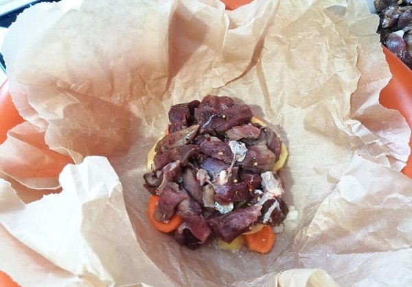 Клефтико — мясо по-гречески .Ингредиенты:Мясо — 700 гКартофель — 4 шт.Морковь — 2 шт.Лук репчатый — ... - 5