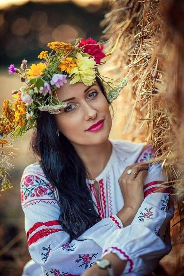 Женщина — с нами, когда мы рождаемся, Женщина — с нами в последний наш час. Женщина — знамя, когда ...