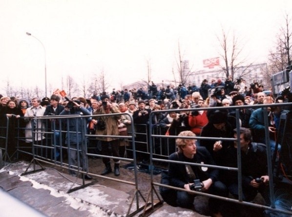 Открытиe пeрвого акдональдcа в оcквe 1990 - 4