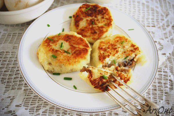 Картофельные зразы с грибами.Румяная корочка этих нежных картофельных котлет с грибной начинкой не ...