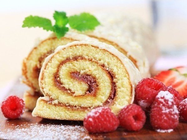 5 рецептов вкуснейших домашних бисквитных рулетов .1. Медовый рулет «Пчёлка» Ингредиенты:Для ... - 3