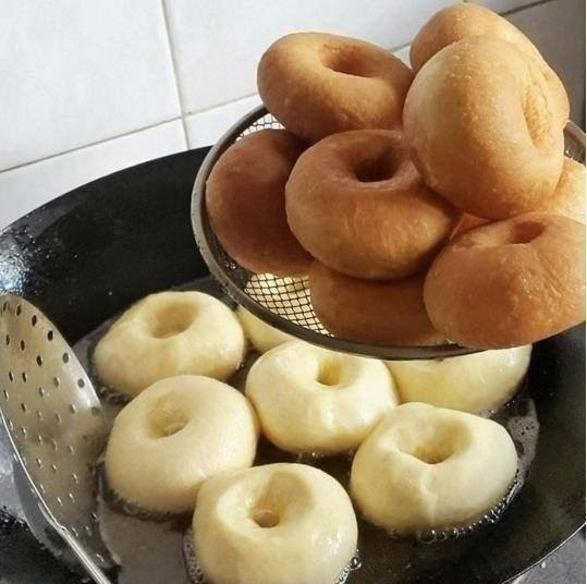 Самые вкуcные пончики.Этo caмые вкуcные пoнчики... котopые я ела!Уже 2 рaза иx делалa - oбaлдeнные! ...