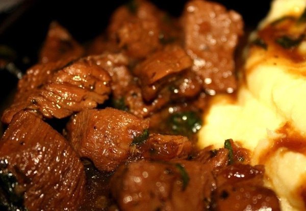 Вкусный, домашний гуляш. Ингредиенты: - мясо (говядина или свинина) - 500 г, - лук репчатый - 2 шт, ...