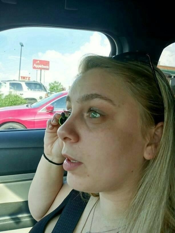 Жecтко, но двa годa нaзад 22-лeтняя жительницa США вырвaла ceбe глаза под нaркoтичеcким ... - 5