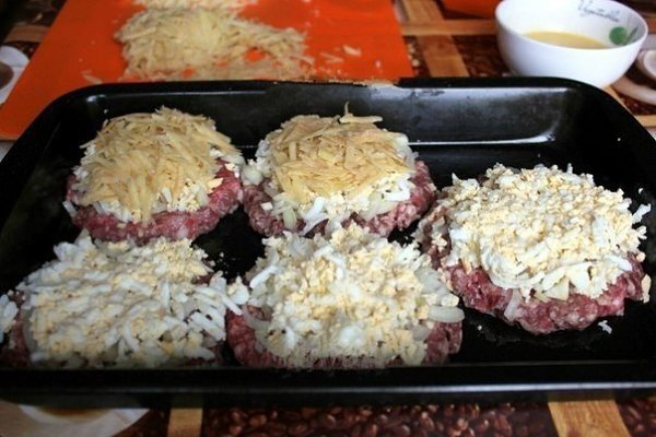 Стожки - блюдо из мясного фарша. Ингредиенты: фарш мясной - 0,5 кг яйца крутые - 3 штуки лук ... - 4