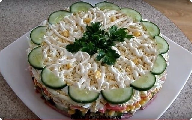 Салат с крабовыми палочками, свежим огурчиком и кукурузой. Ингредиенты: огурец свежий — 70 гр ...