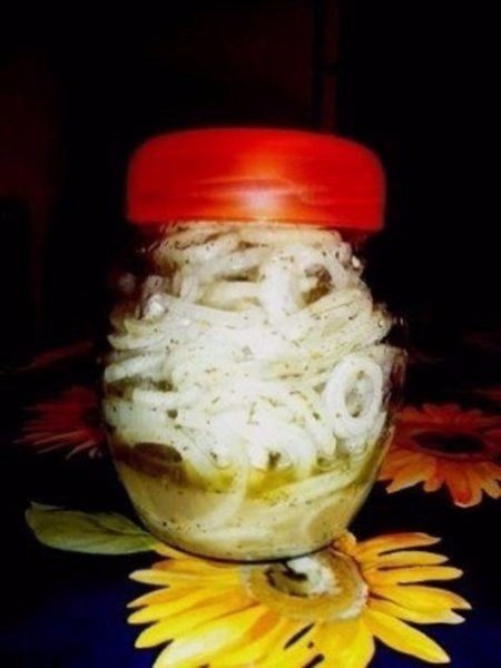 Маринованный лучок для шашлыка, салатов и просто с хлебушком покушать. .4-5 луковиц 2-3 зубчика ...