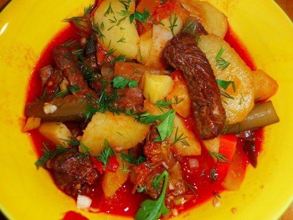 Азу по-татарски.Ингредиенты:Мясо — 150–150 гМасло топленое — 15 гТомат-пюре — 15 гОгурцы соленые — ...