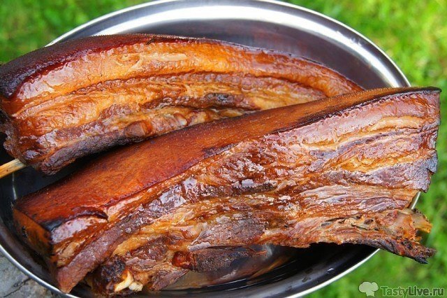 Сало получается как копченое! .Но коптить мы его не будем! 1 кг сала с мясной прослойкой, 2 головки ...