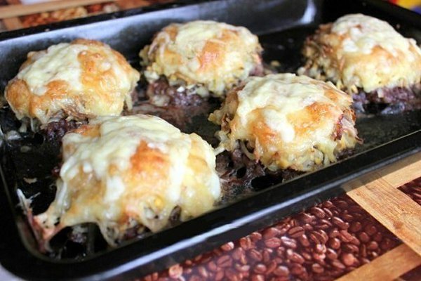 Стожки - блюдо из мясного фарша. Ингредиенты: фарш мясной - 0,5 кг яйца крутые - 3 штуки лук ... - 5