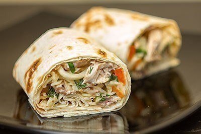 Шаверма.Ингредиенты:-Куриная грудка (или другое мясо) - 1 шт.-Капуста - 1/2 вилка-Огурцы - 2 ...