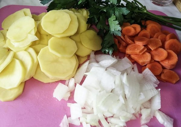 Клефтико — мясо по-гречески .Ингредиенты:Мясо — 700 гКартофель — 4 шт.Морковь — 2 шт.Лук репчатый — ... - 3