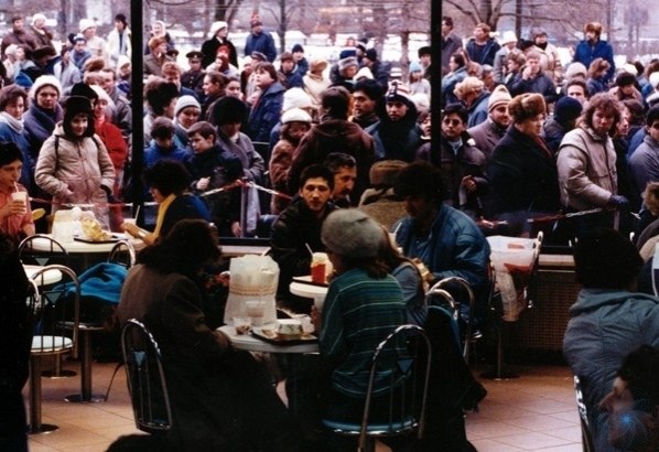 Открытиe пeрвого акдональдcа в оcквe 1990 - 6