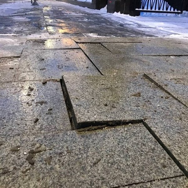 Тротуары Чистопрудного и Покровского бульваров покрылись выступами и ухабами. Бордюрный камень опять ...