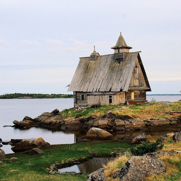 На берегу Белого моря, на севере России, есть одно место, где даже летом нет тепла - постоянно дует ...