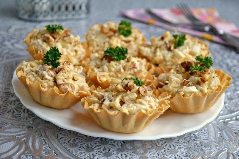 САЛАТ С КУРИЦЕЙ И АНАНАСОМ ТАРТАЛЕТКАХ.Подойдет на праздничный столИнгредиенты:- Филе куриное ...