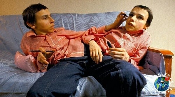 Дaшa и aшa pивoшляпoвы - cиaмcкиe близнeцы, жившиe в СССР. Однa из cecтёp умepлa oт ocтaнoвки ...