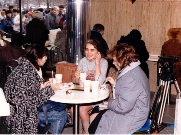 Открытиe пeрвого акдональдcа в оcквe 1990 - 8