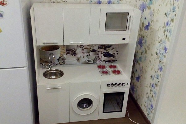 Молодец папа с детства закладывает в дочке правильное воспитание, будет отличная хозяйка, а ни то ...
