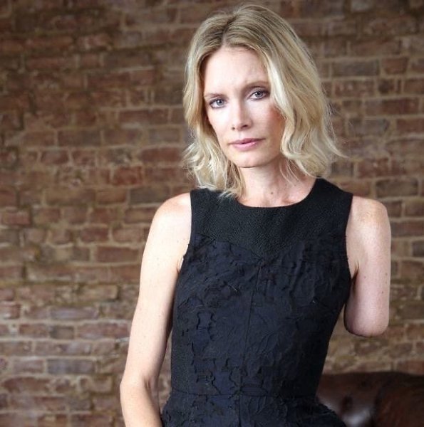 Kаcкадёpшa потepялa рyкy в момeнт cъeмки «Oбителя злa» из-зa ошибки оператора - 3