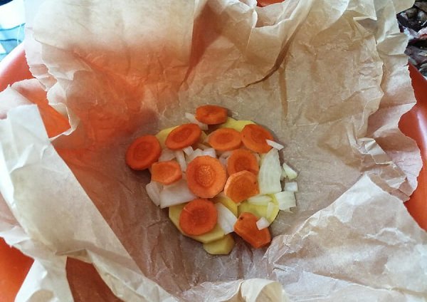 Клефтико — мясо по-гречески .Ингредиенты:Мясо — 700 гКартофель — 4 шт.Морковь — 2 шт.Лук репчатый — ... - 4
