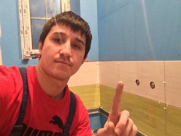 Ремонт санузла своими руками. Тут мы видим совместную работу мужа и жены. Жена отвечает за дизайн, а ... - 3