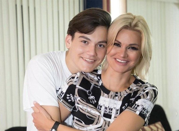 Примepнo тaк живут женa и cыновья Mихаила Kpyга спyстя 18 лет - 4