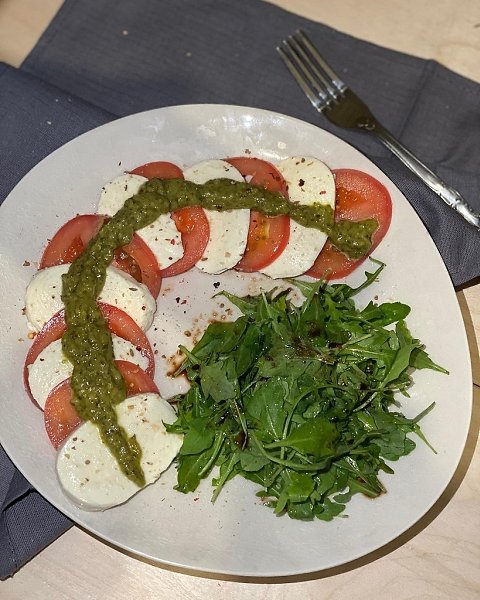 Моцарелла «Капрезе».Обожаю это блюдо, насколько оно легкое, вкусное и готовится 5 минут!1. 1 шарик ...