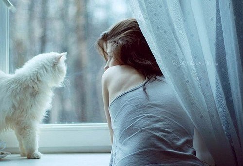 Я больше не мечтаю о тебе, Ну, может, перед сном совсем немножко, Гуляют кошки сами по себе, Ну что ...