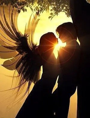 Не люблю злых людей.. и цветы в упаковке.. Не люблю тишину.. от которой неловко.. Февраль не люблю.. ...