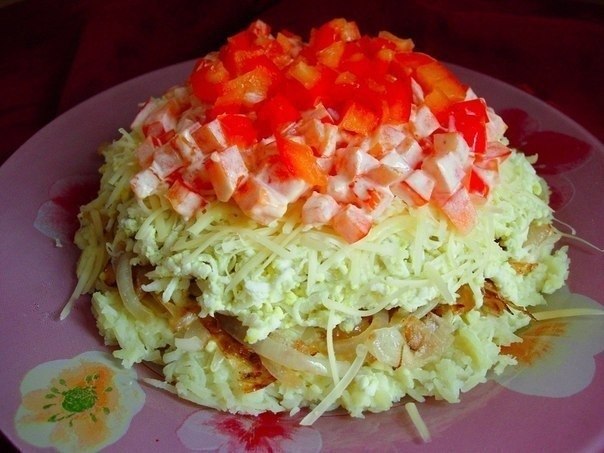 Салат простой и вкусный! Ингредиенты и приготовление: 200гр отварного картофеля потереть на мелкой ...
