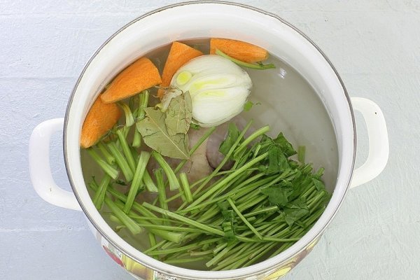 Суп со свежей капустой, щавелем и шпинатом.Отличная идея для вкусного и легкого домашнего обеда для ... - 3