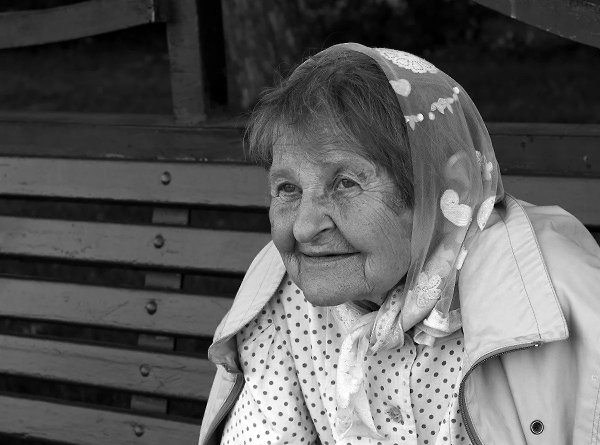 А быть счастливой меня одна старушка научила. Вскоре после того случая я опять захандрила слегка, ...