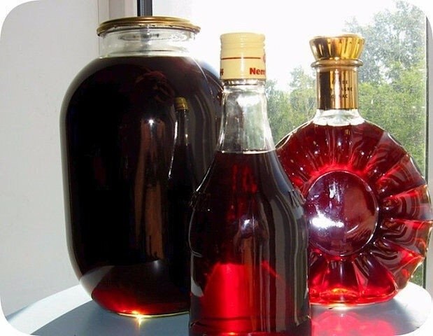 ГОТОВИМ НАЛИВКУ «ЧЕТЫРЕ НА ЧЕТЫРЕ».4 стакана сахара4 стакана воды4 стакана ягод4 стакана водкиСахар ...