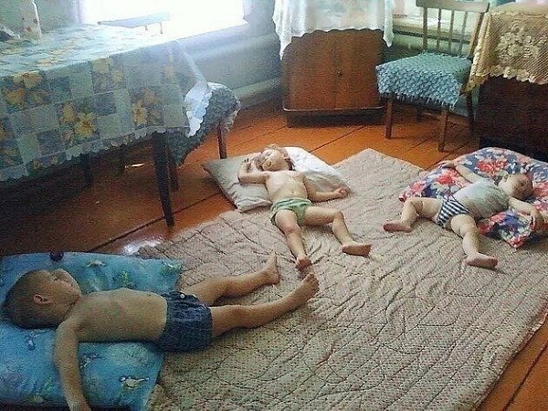 Эх, хорошо у бабушки с дедушкой летом! Наиграешься с двоюродными братьями, набегаешься, наешься до ...