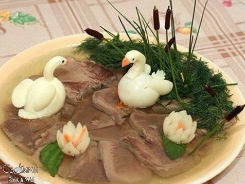 Украшаем заливные блюда. Лебеди из яиц.