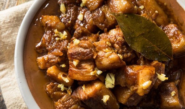 Адобо — жаркое со свининой по—филиппински. Адобо — это жаркое из мяса (свинина, курица), ...